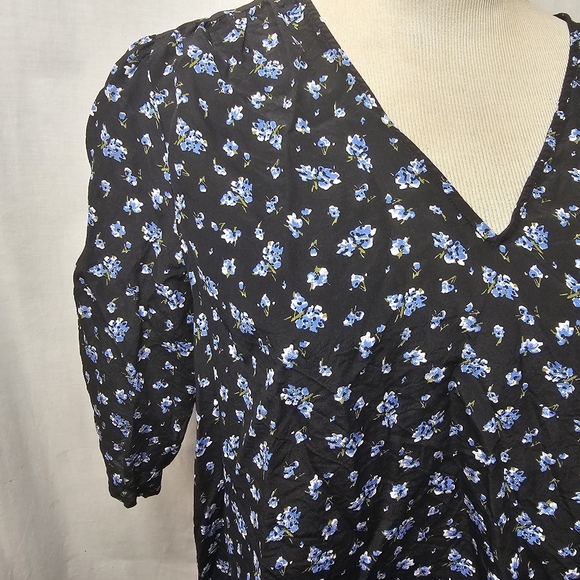 Madewell Womens Sz Medium Black Blue Floral 100% Silk Top Blouse Cinched Sleeve - Picture 3 of 8